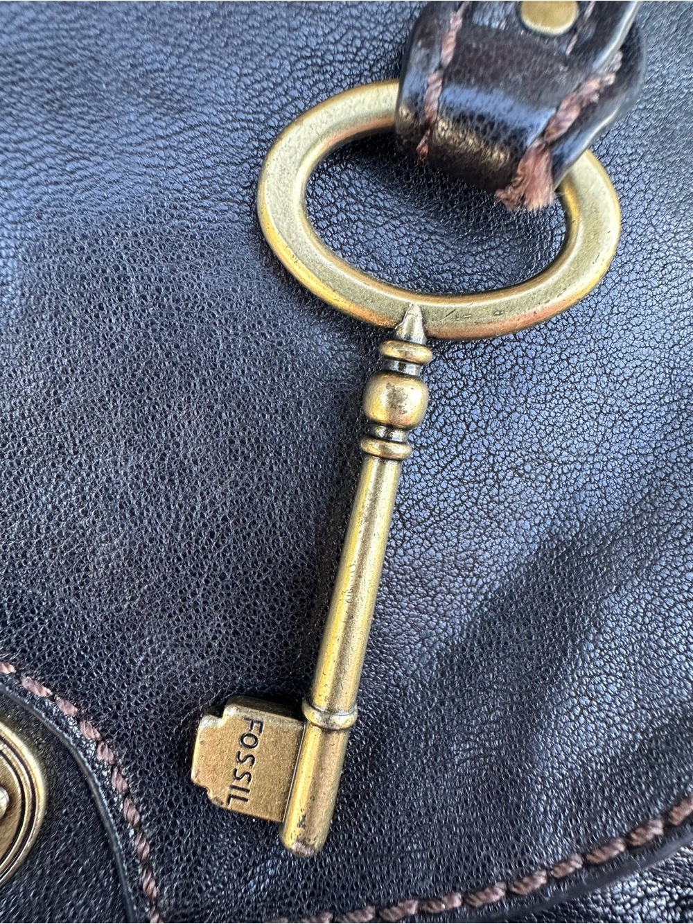 Vtg Fossil Carson Flap Saddle Bag/Purse Black Adjust Strap Crossbody Key Charm - Picture 4 of 15